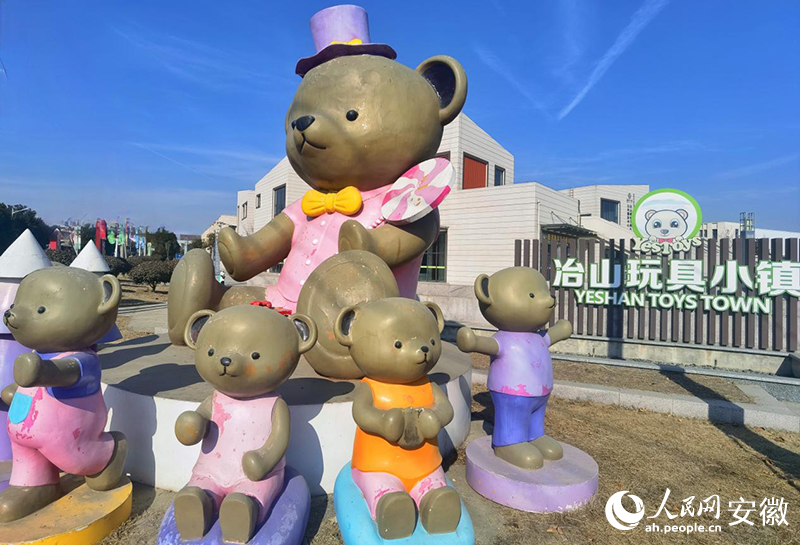 冶山鎮(zhèn)福旺村路邊的動(dòng)漫雕塑，打造“玩具的世界”。人民網(wǎng)記者 周坤攝