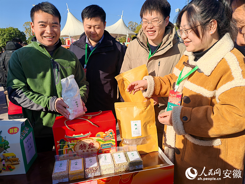 特色農(nóng)產(chǎn)品展示。人民網(wǎng) 丁紀(jì)攝.jpg