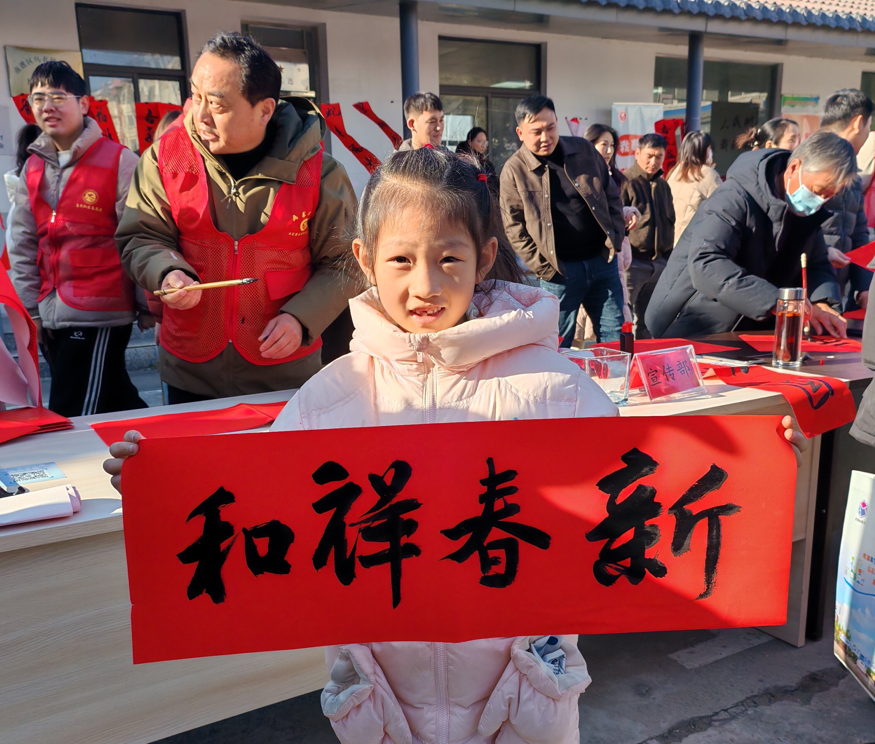 攝影志愿者現(xiàn)場(chǎng)拍攝喜慶畫面。南譙區(qū)委宣傳部供圖