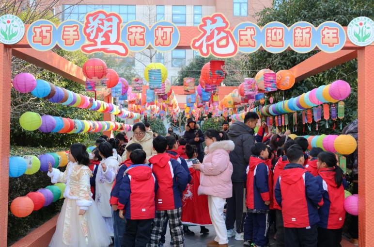 同學(xué)們賞花燈、猜燈謎。