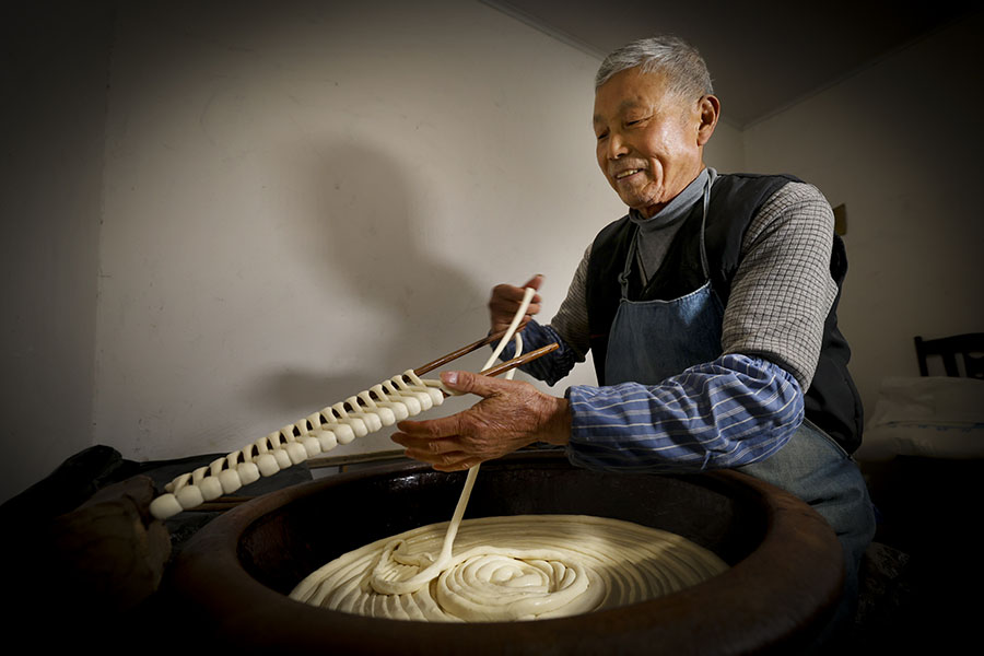 75歲濮宗文上筷繞條，手藝嫻熟。