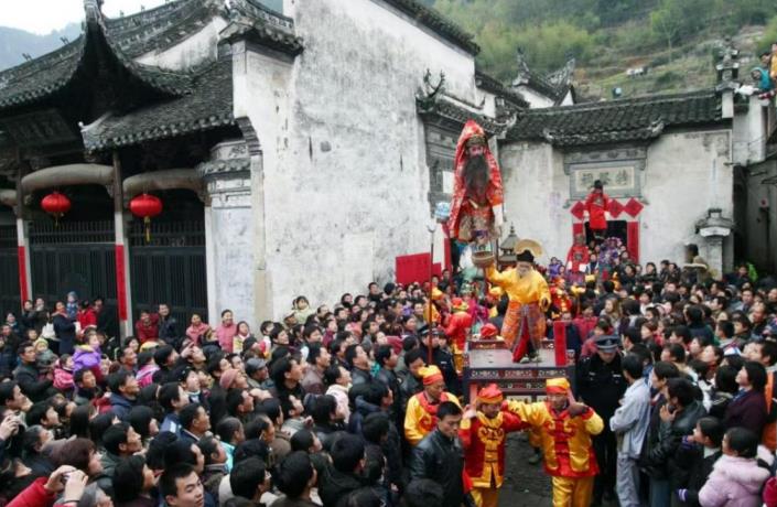 景區(qū)村莊湖村非遺項目秋千抬閣吸引游客駐足觀看。紀雯縷攝