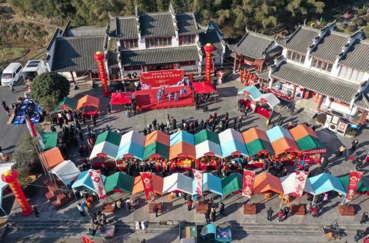 鄉(xiāng)村美食年貨展銷會(huì)現(xiàn)場(chǎng)大景。江建興攝