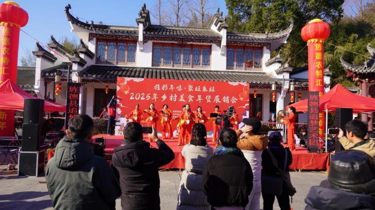 觀看演出。葉志天攝