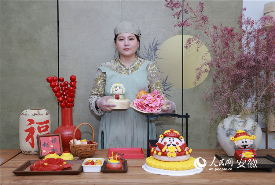 高斯雅展示多種花饃成品。人民網(wǎng)記者 王曉飛攝