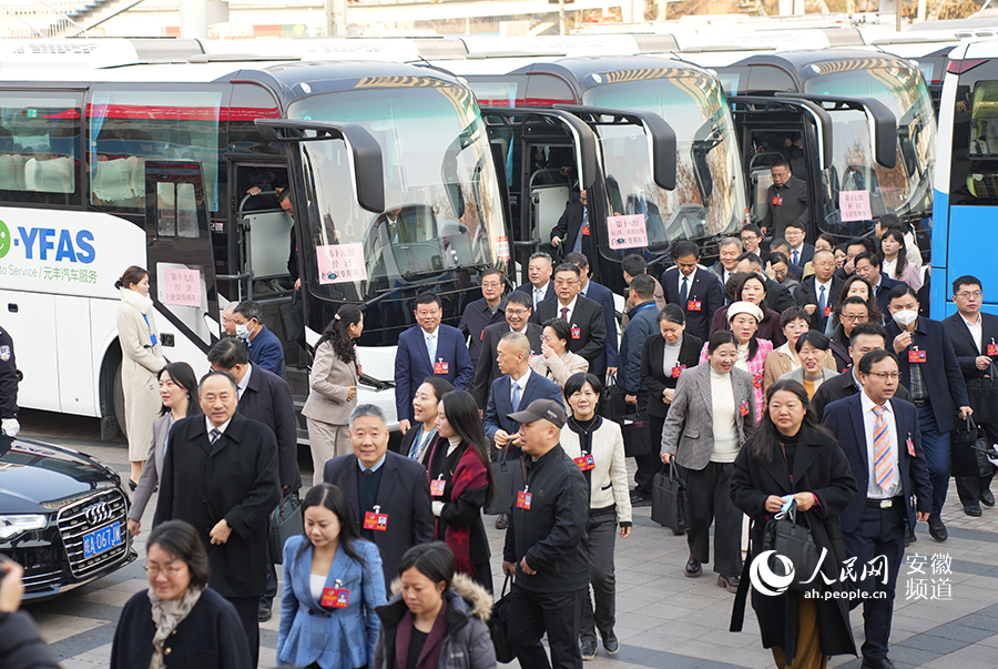 安徽省政協(xié)委員陸續(xù)抵達會場。人民網(wǎng)記者 王銳攝