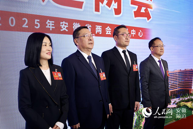 首場(chǎng)“直通兩會(huì)”上，四名安徽省政協(xié)委員亮相。人民網(wǎng)記者 陶濤攝