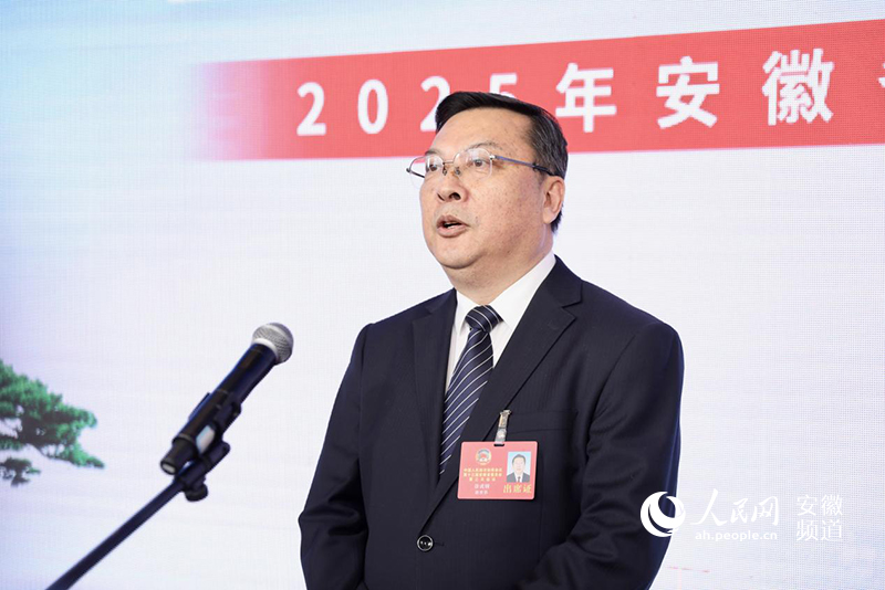 安徽省政協(xié)委員、合肥師范學(xué)院黨委書記徐成鋼。人民網(wǎng)記者 陶濤攝