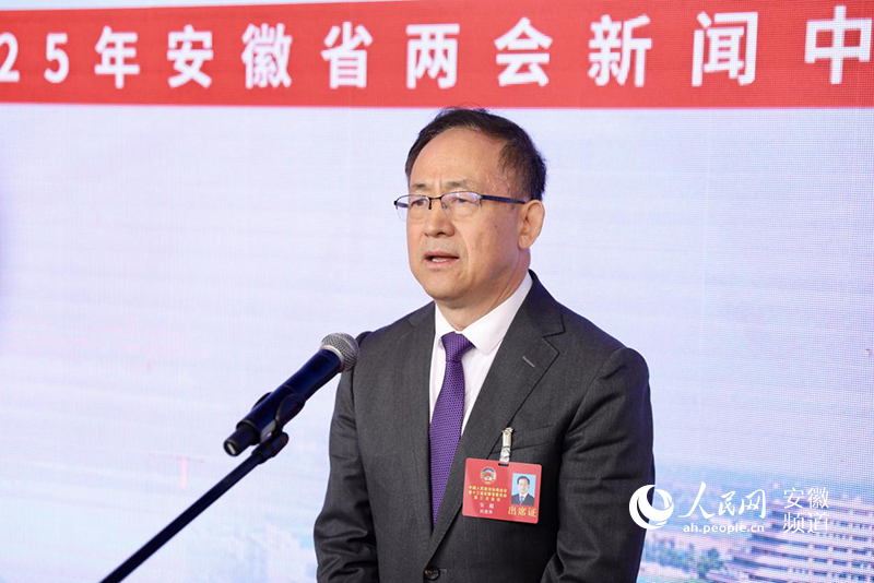 安徽省政協(xié)委員、安徽睿正律師事務(wù)所名譽(yù)主任安超。人民網(wǎng)記者 陶濤攝
