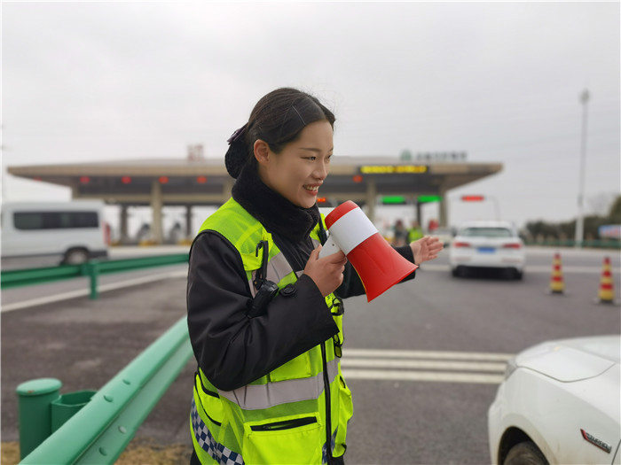 滁新高速阜陽處潁上站疏導(dǎo)道口車輛。安徽交控集團皖通公司提供