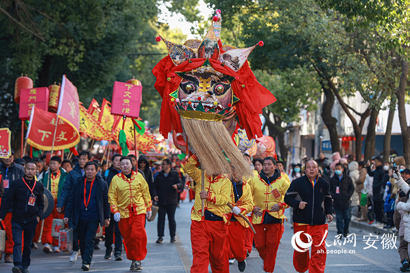 籍山鎮(zhèn)的下文魚燈。人民網(wǎng)記者 張俊攝