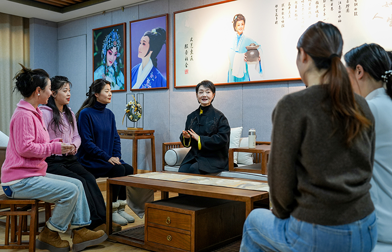 王麗娟（左四）與劇院演員排練樅陽(yáng)腔。人民網(wǎng)記者 王銳攝.jpg