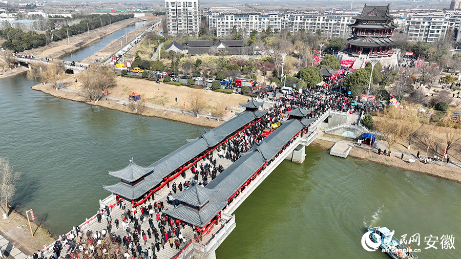 俯瞰太平橋上，眾多市民走上太平橋，感受傳承千年的習(xí)俗。人民網(wǎng)記者 陶濤攝