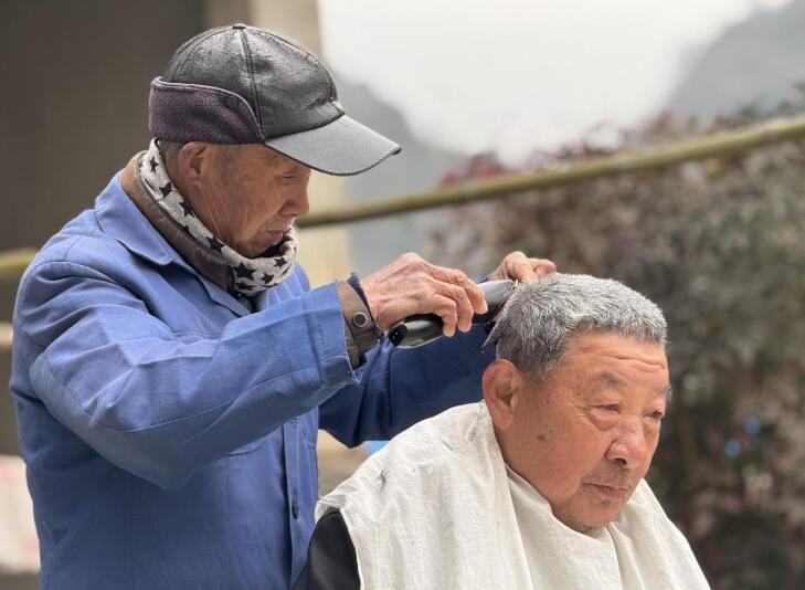 汪師傅在理發(fā)。