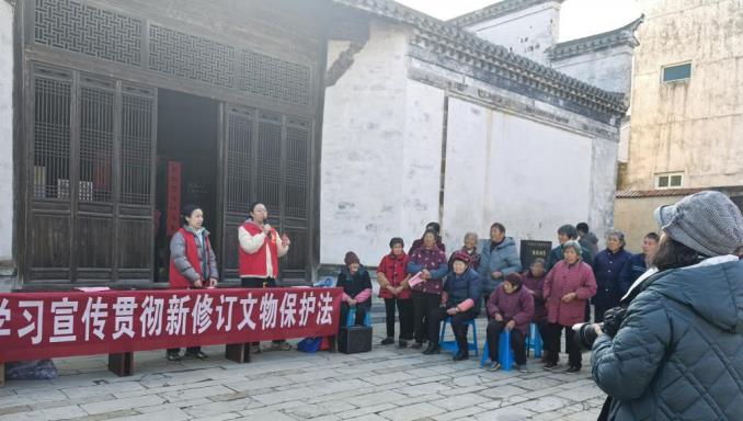 工作人員在侯村祠堂前宣傳新修訂文物保護(hù)法。郎溪縣文旅局供圖
