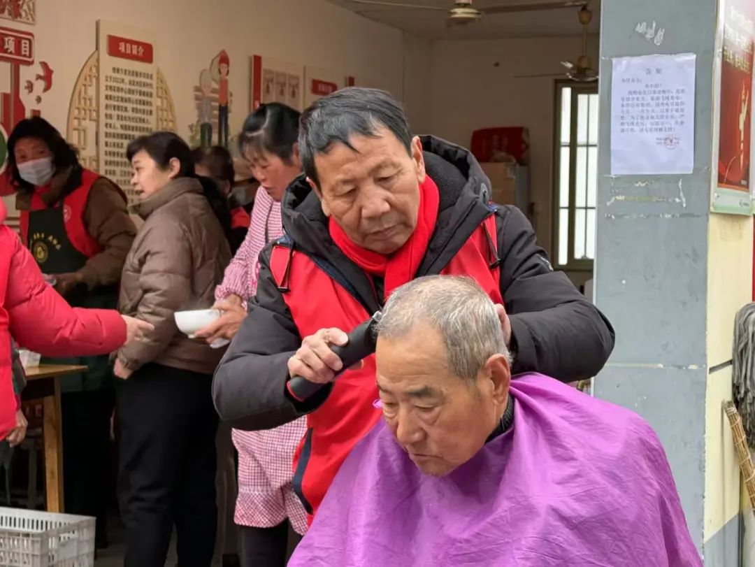 開展志愿服務(wù)