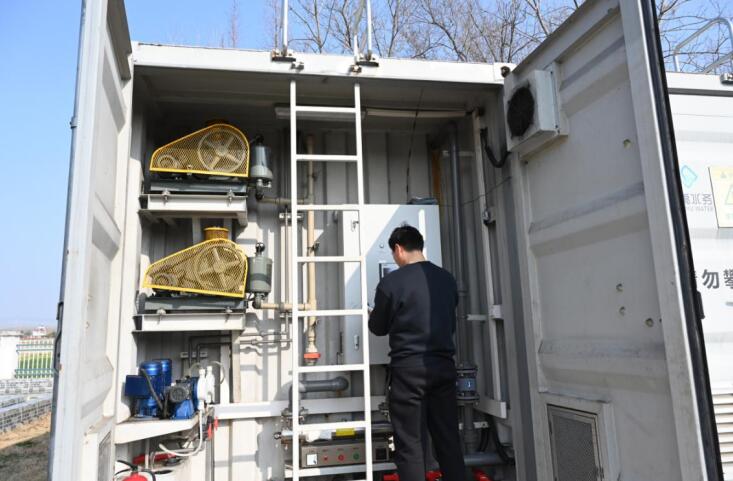 運維人員檢查陶湖社區(qū)污水處理站設(shè)施。杜剛 攝