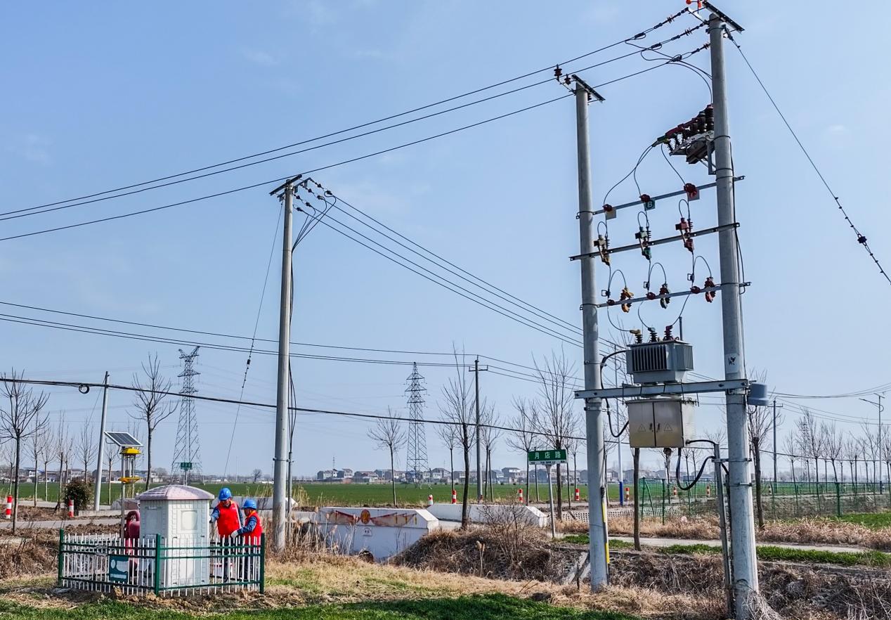 濉溪縣供電公司檢修人員在五溝鎮(zhèn)廟前村檢查掃碼用電灌溉設(shè)備。儲(chǔ)運(yùn)濤攝