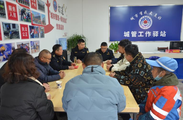 城管隊(duì)員、群眾、環(huán)衛(wèi)工等在宿松城管驛站議事。