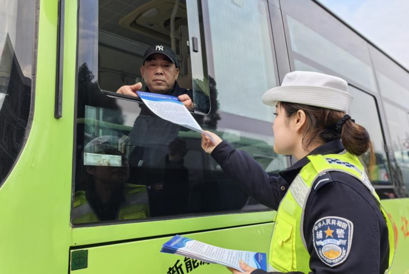 開(kāi)展道路安全宣傳。