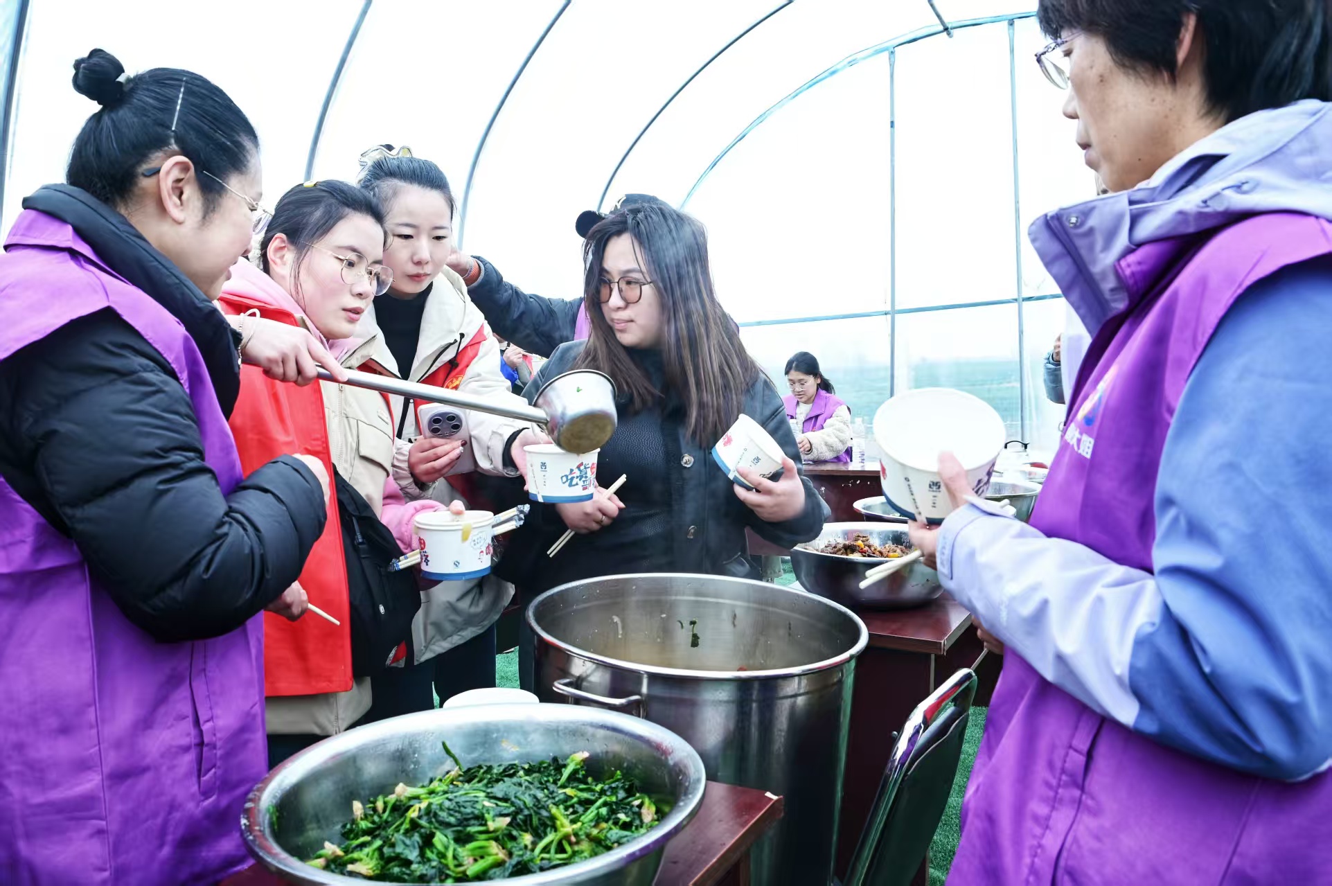 大家在田間享用午餐。