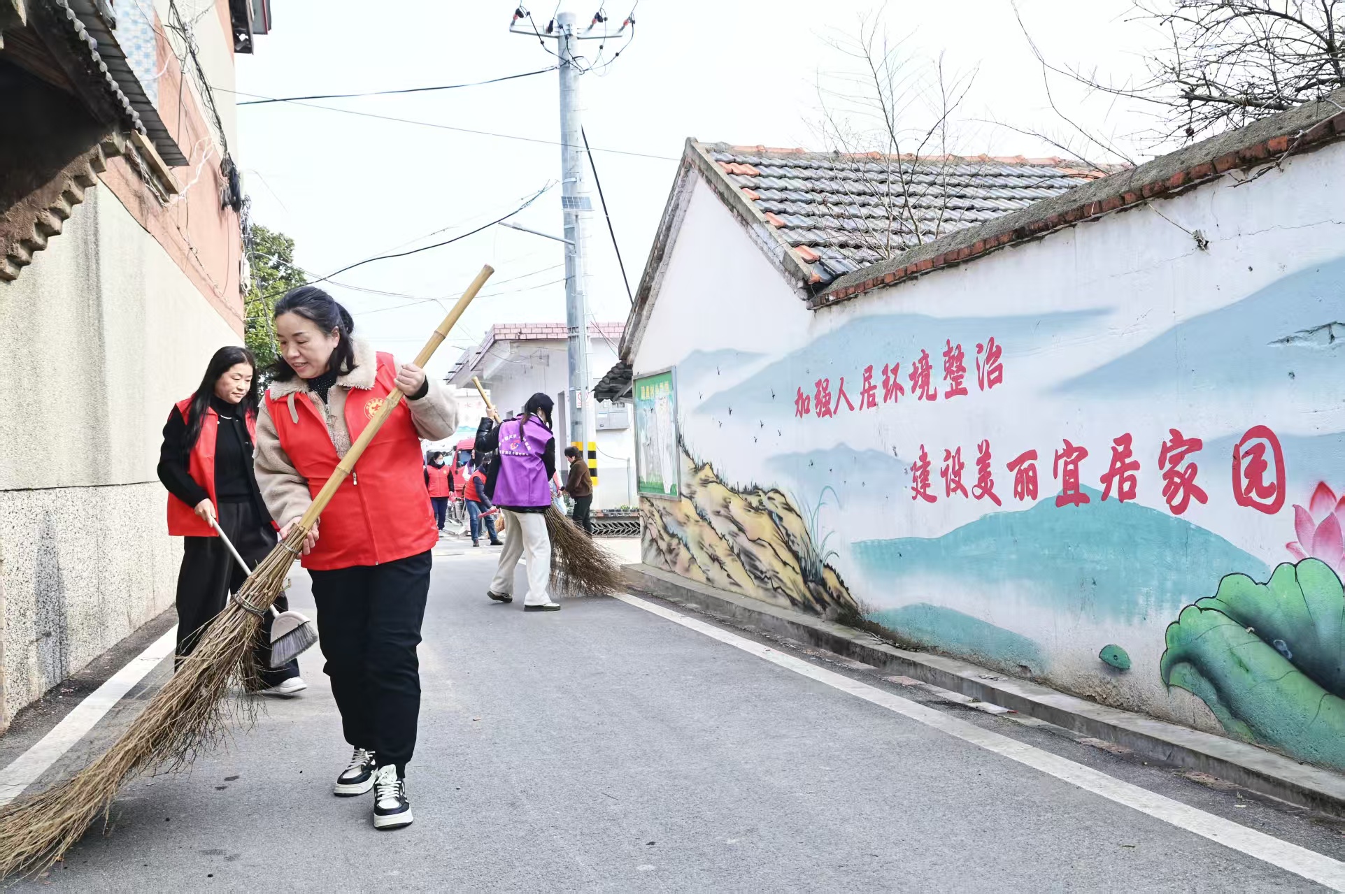 志愿者們清掃鄉(xiāng)村路面。