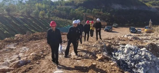 南陵縣應(yīng)急管理局、工信局、三里鎮(zhèn)“組團(tuán)”走進(jìn)礦山開展“綜合查一次”聯(lián)合執(zhí)法檢查。蕪湖市司法局供圖