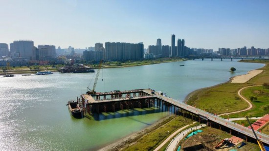 延安路淮河大橋建設(shè)有序進(jìn)行。