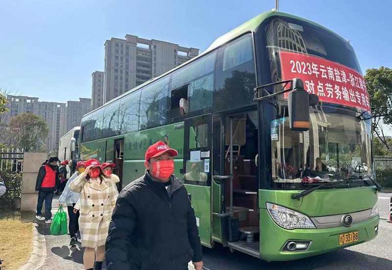 1月29日中午，嘉興海寧市首批“點對點”包車返崗大巴順利抵達(dá)海寧。浙江省海寧市委宣傳部供圖