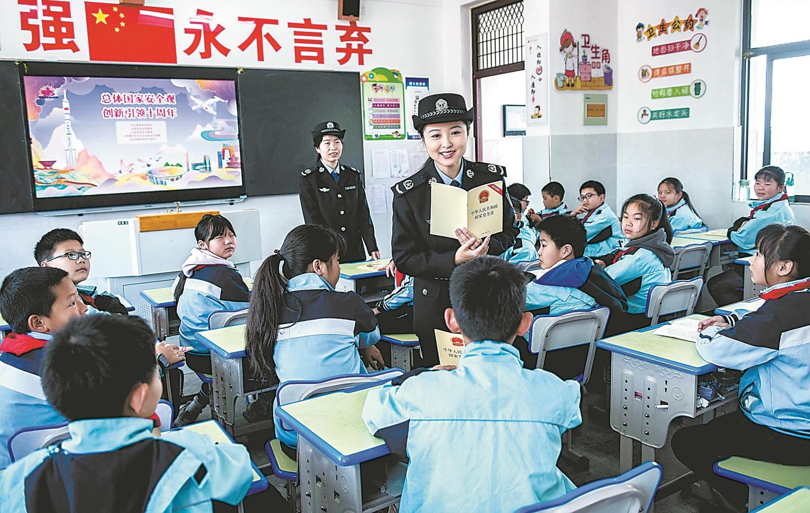 4月9日，含山縣司法局、安徽師范大學(xué)附屬含山實(shí)驗(yàn)小學(xué)通過(guò)主題宣講、微視頻等形式向?qū)W生普及國(guó)家安全法等法律法規(guī)知識(shí)。 通訊員 歐宗濤 甘 娟 攝